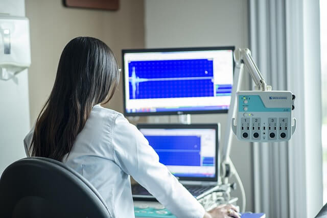아토피 치료에서 보습과 항염 치료를 분리해 설명하는 방법